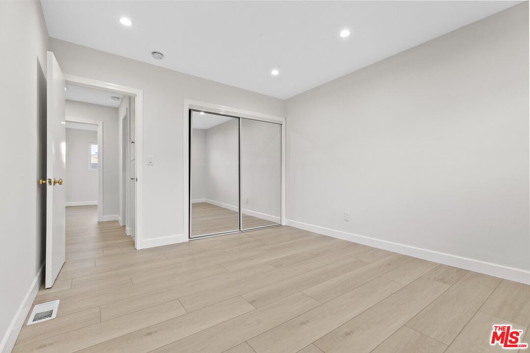 330 E Dryden St Unit: 3