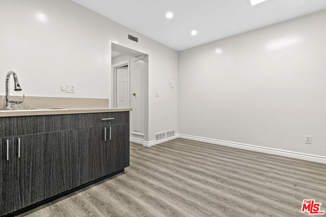 330 E Dryden St Unit: 3