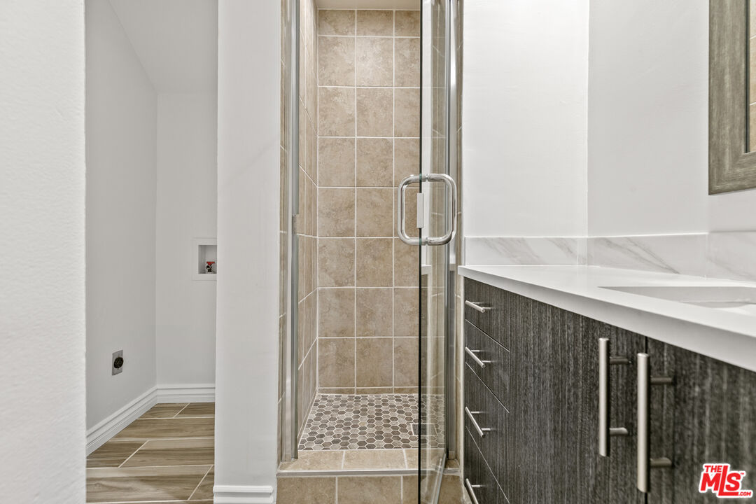 330 E Dryden St Unit: 3