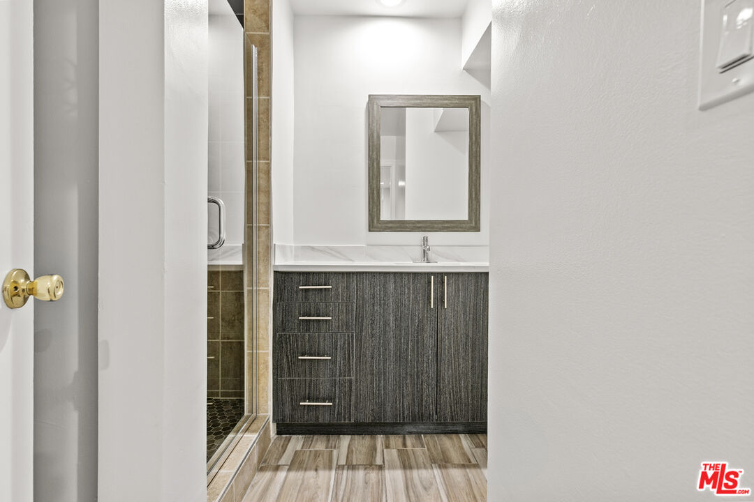 330 E Dryden St Unit: 3