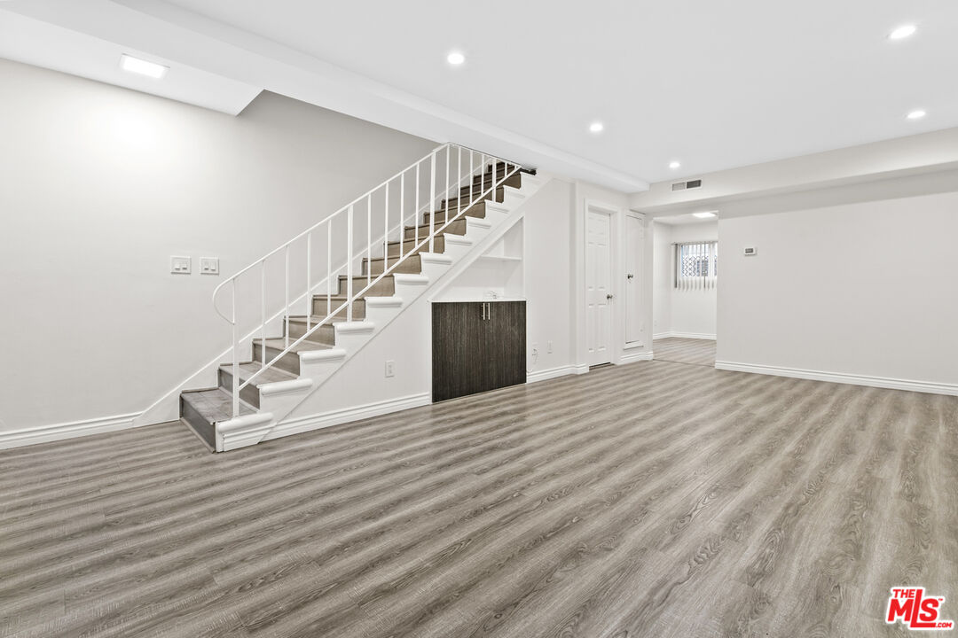 330 E Dryden St Unit: 3