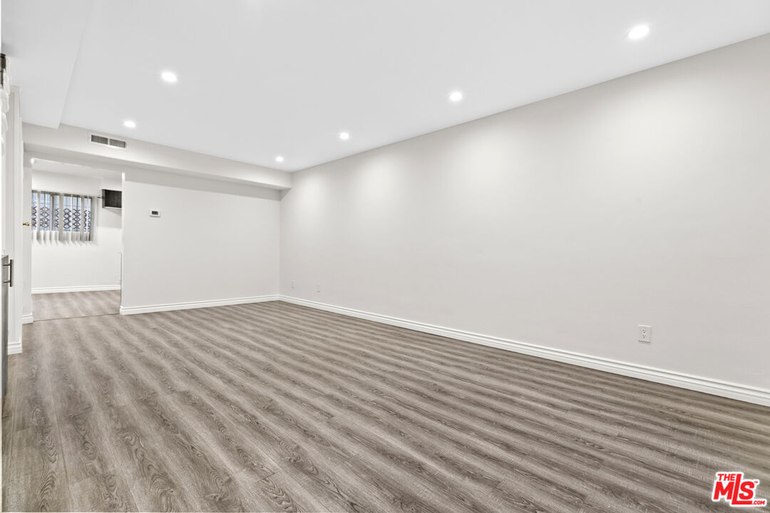 330 E Dryden St Unit: 3