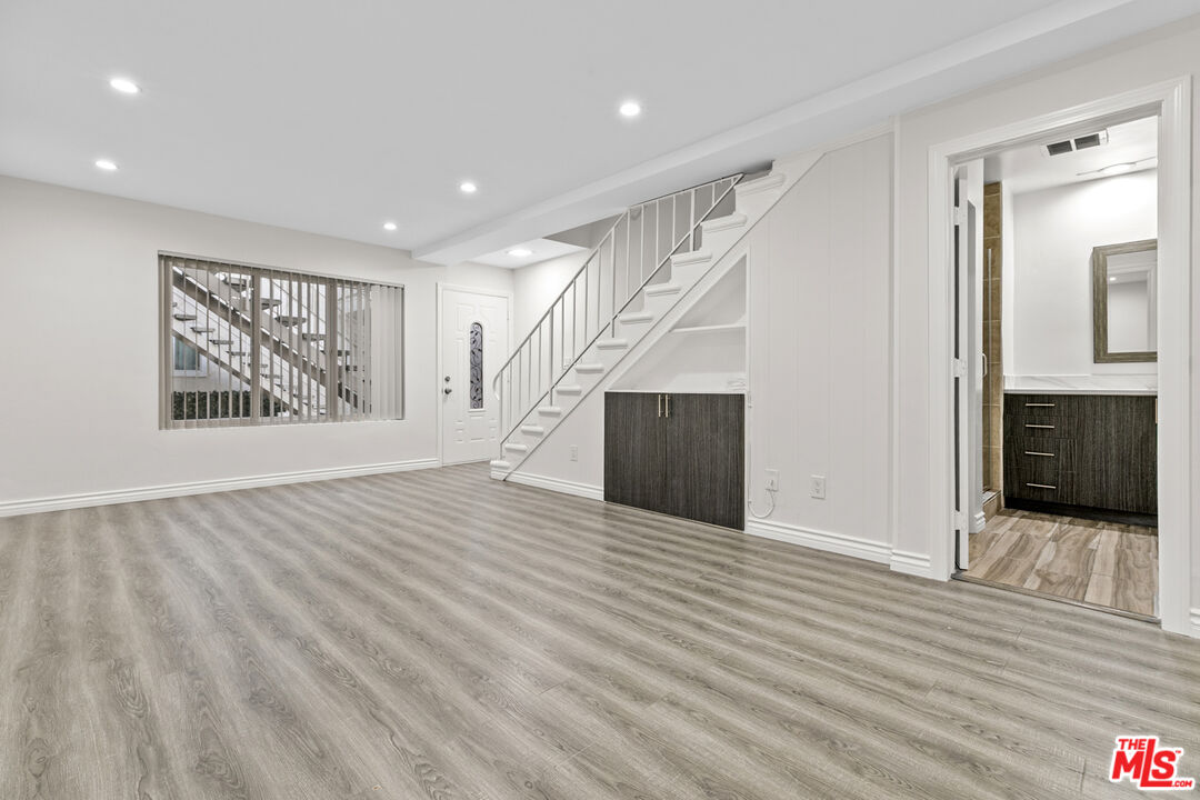 330 E Dryden St Unit: 3