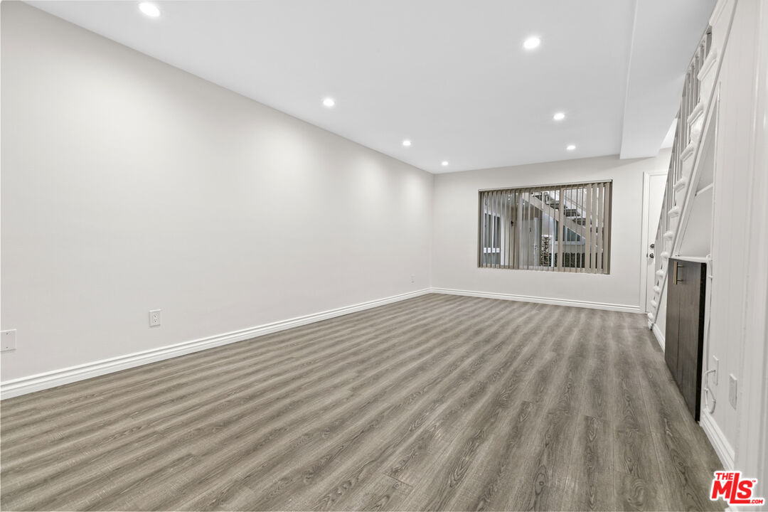 330 E Dryden St Unit: 3