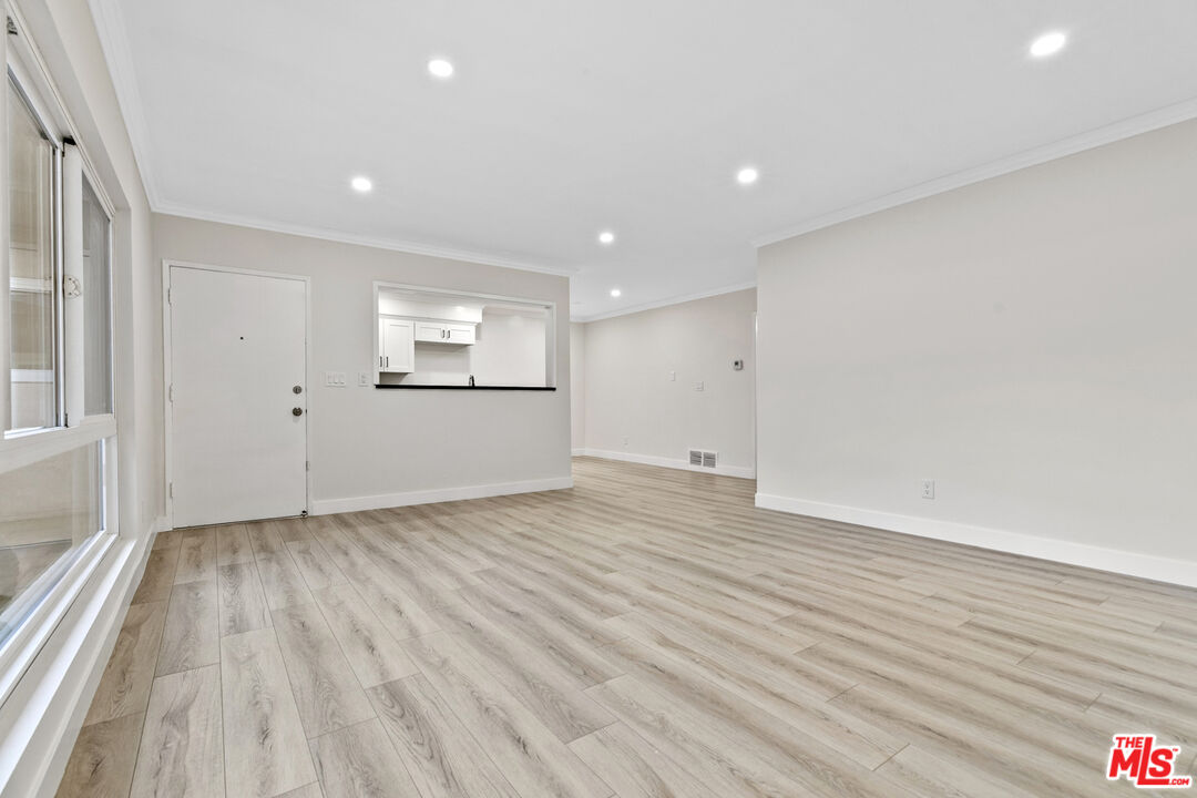 330 E Dryden St Unit: 14