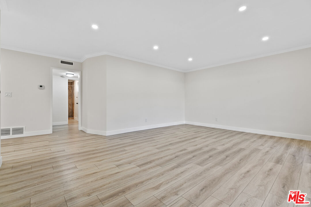 330 E Dryden St Unit: 14