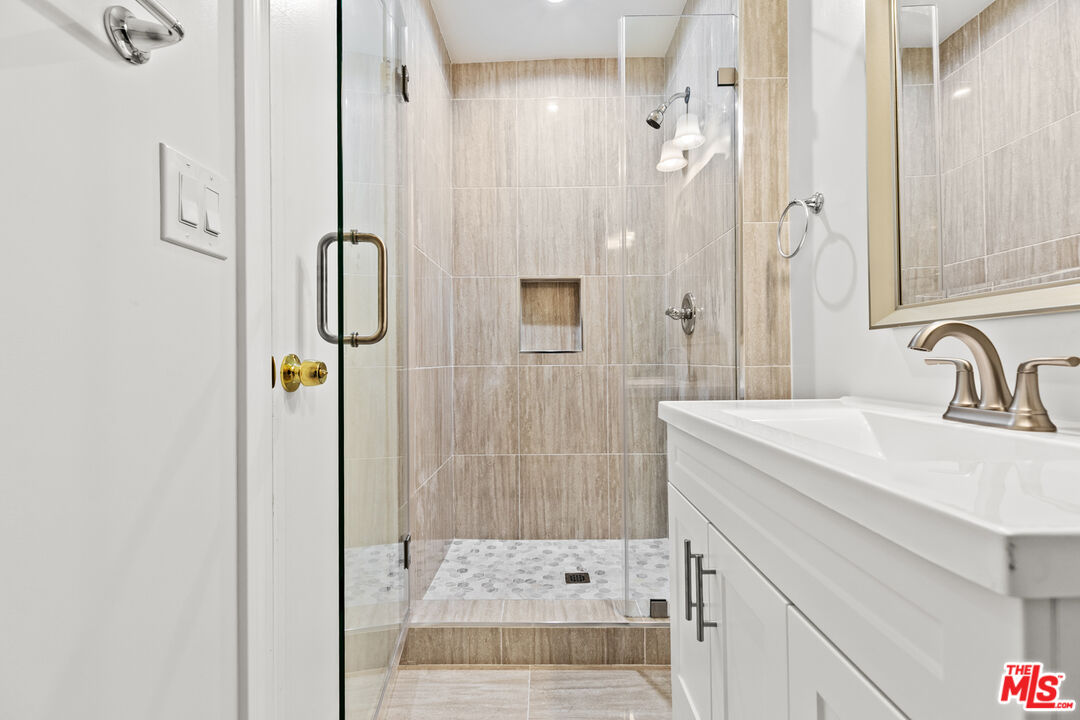 330 E Dryden St Unit: 18