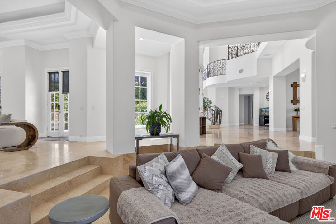 13320 Mulholland Dr