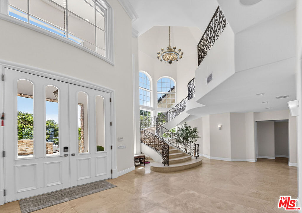 13320 Mulholland Dr