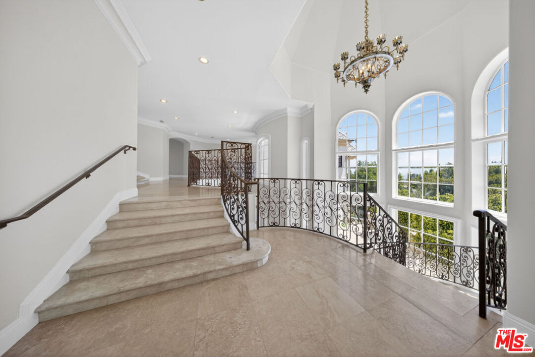 13320 Mulholland Dr