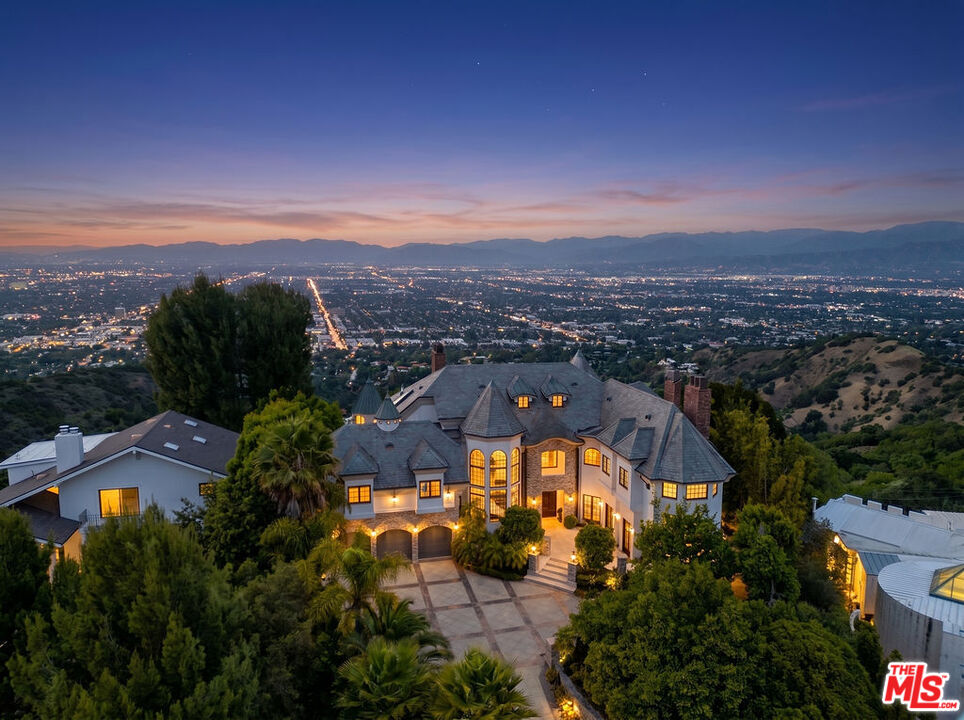 13320 Mulholland Dr