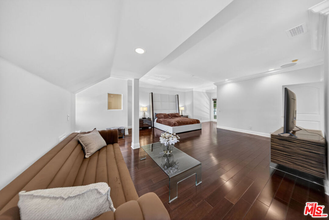 13320 Mulholland Dr
