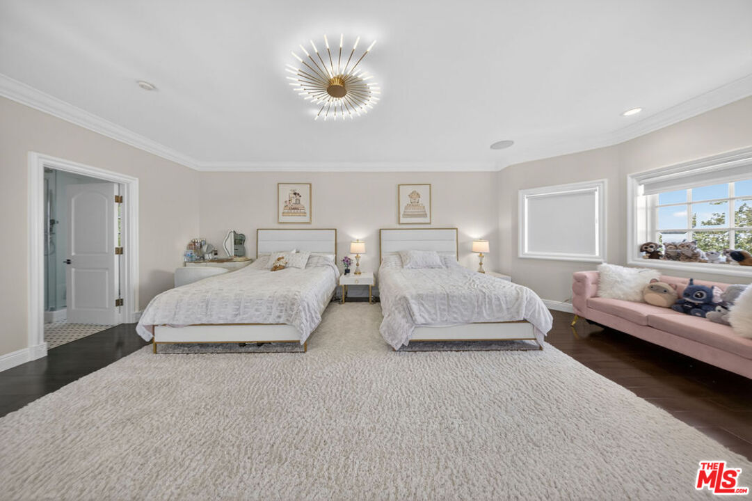 13320 Mulholland Dr