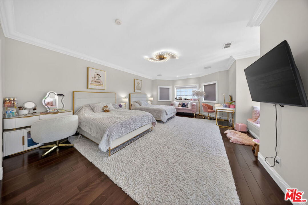 13320 Mulholland Dr