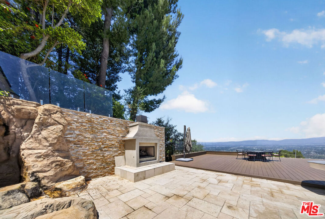 13320 Mulholland Dr