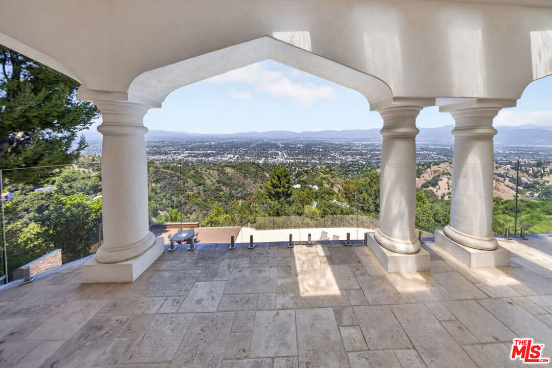 13320 Mulholland Dr