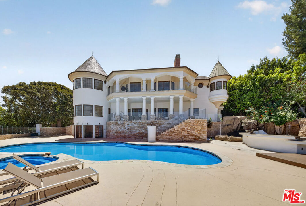 13320 Mulholland Dr