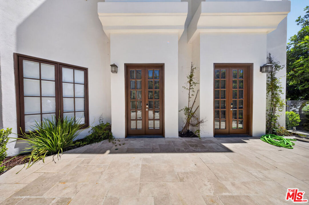 13320 Mulholland Dr