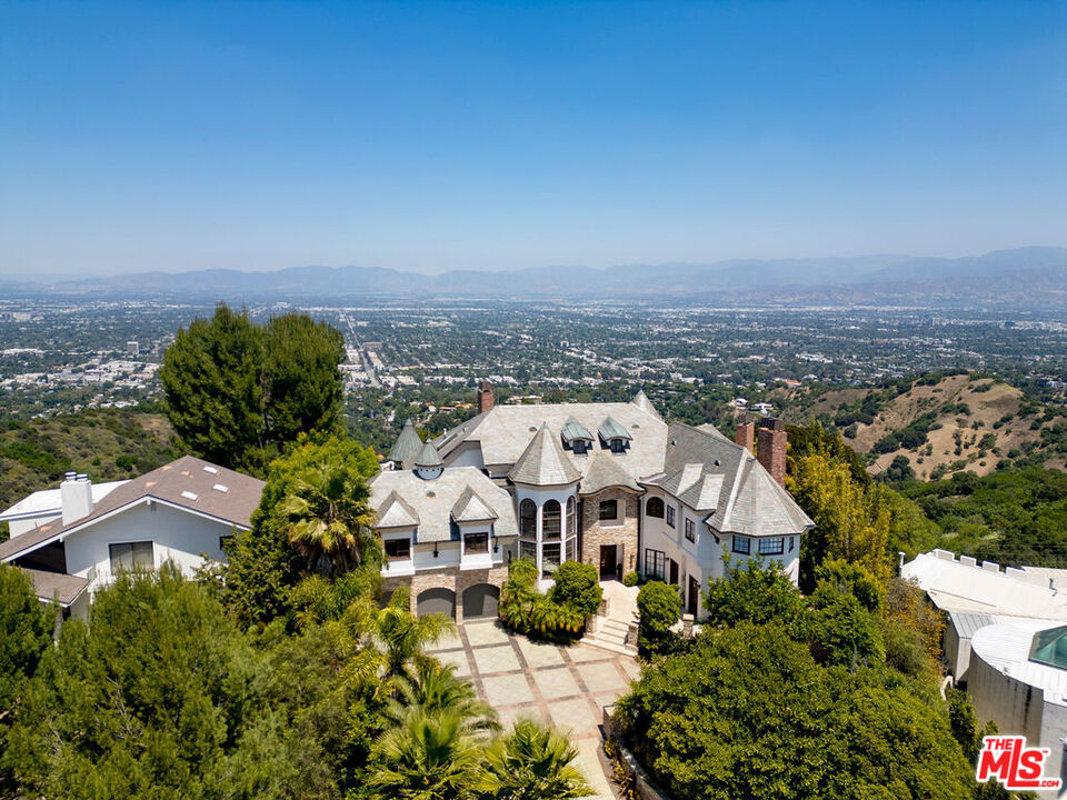 13320 Mulholland Dr