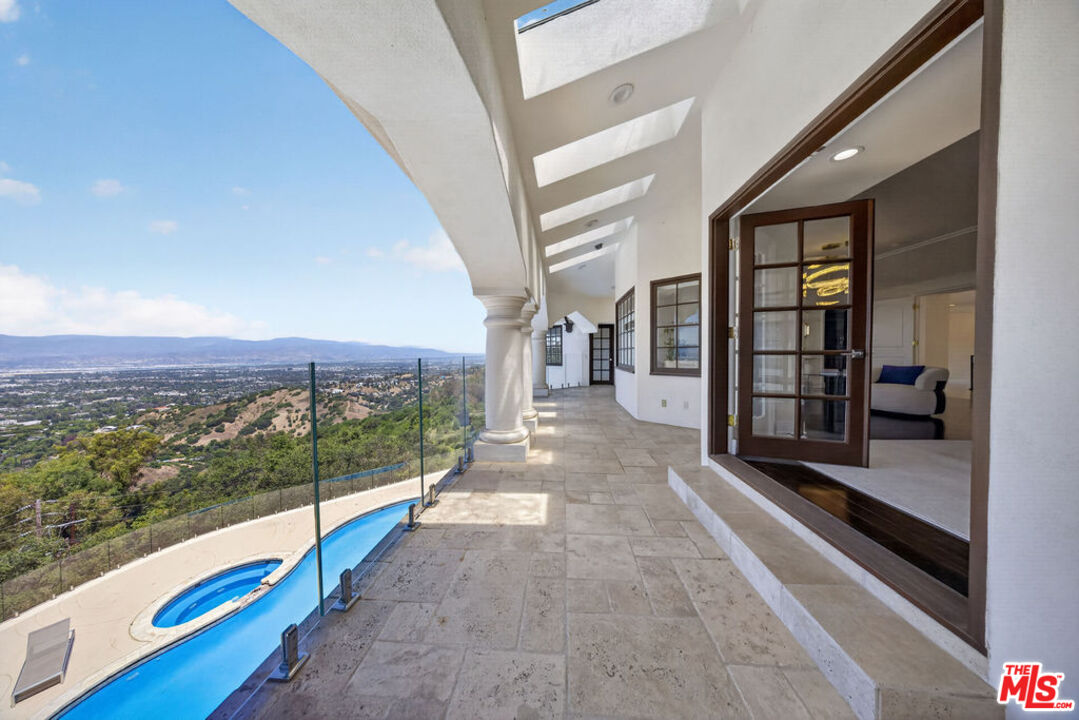 13320 Mulholland Dr