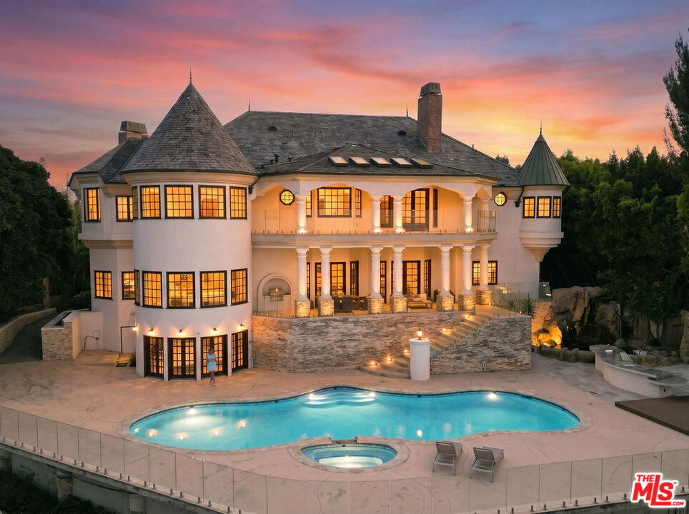 13320 Mulholland Dr