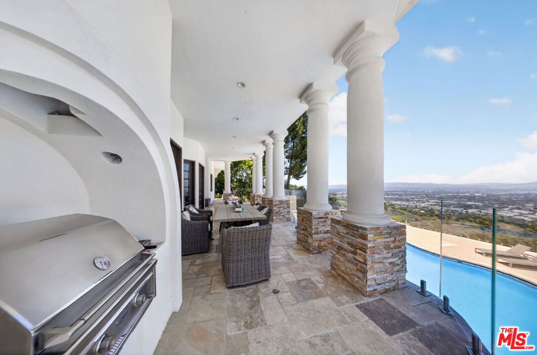 13320 Mulholland Dr