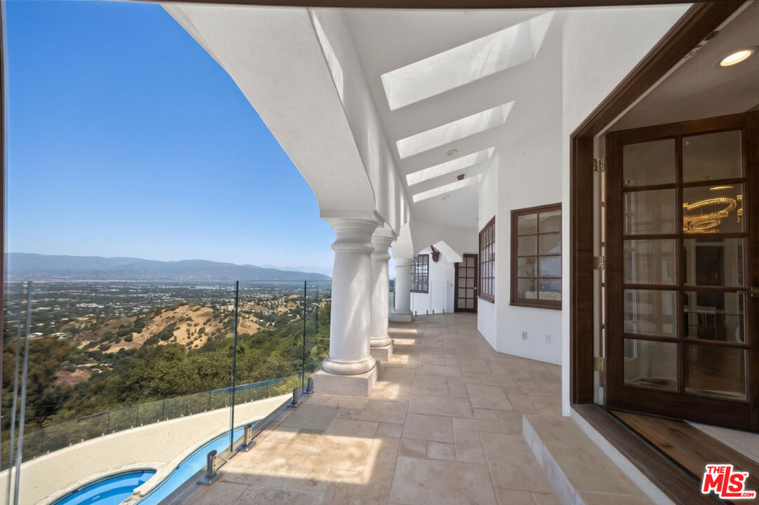 13320 Mulholland Dr