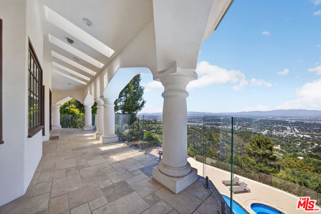 13320 Mulholland Dr