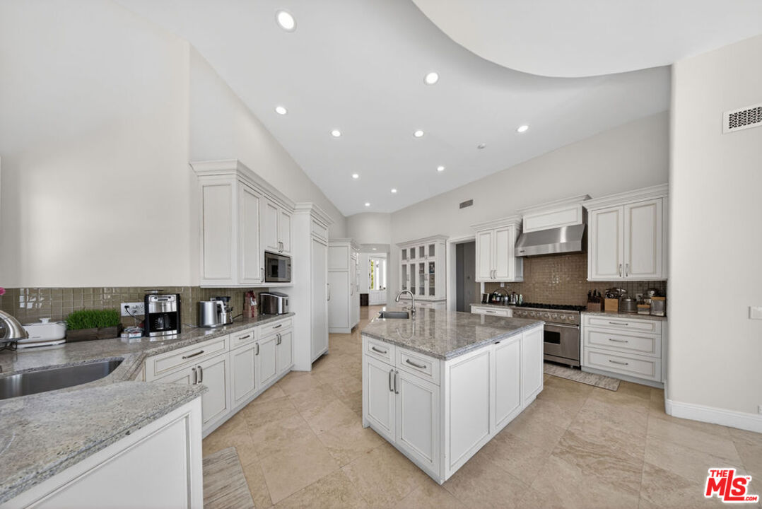 13320 Mulholland Dr