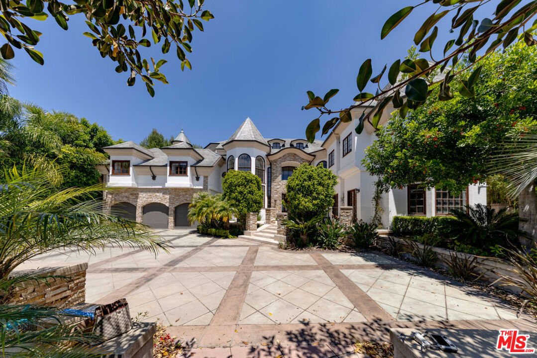 13320 Mulholland Dr