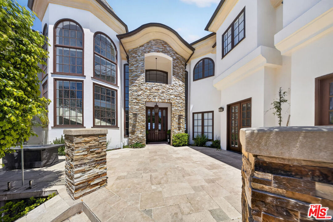 13320 Mulholland Dr