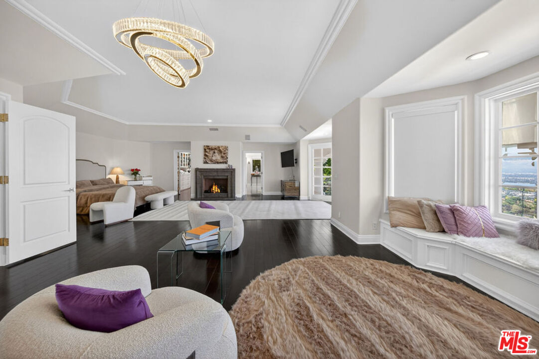 13320 Mulholland Dr