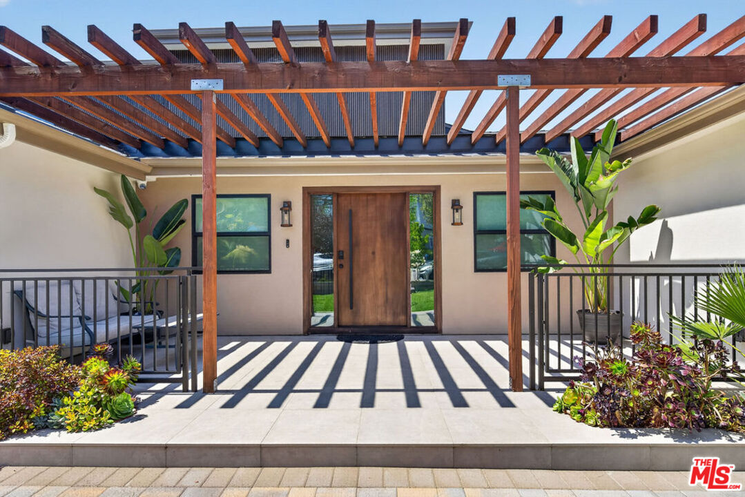 2806 Manhattan Ave