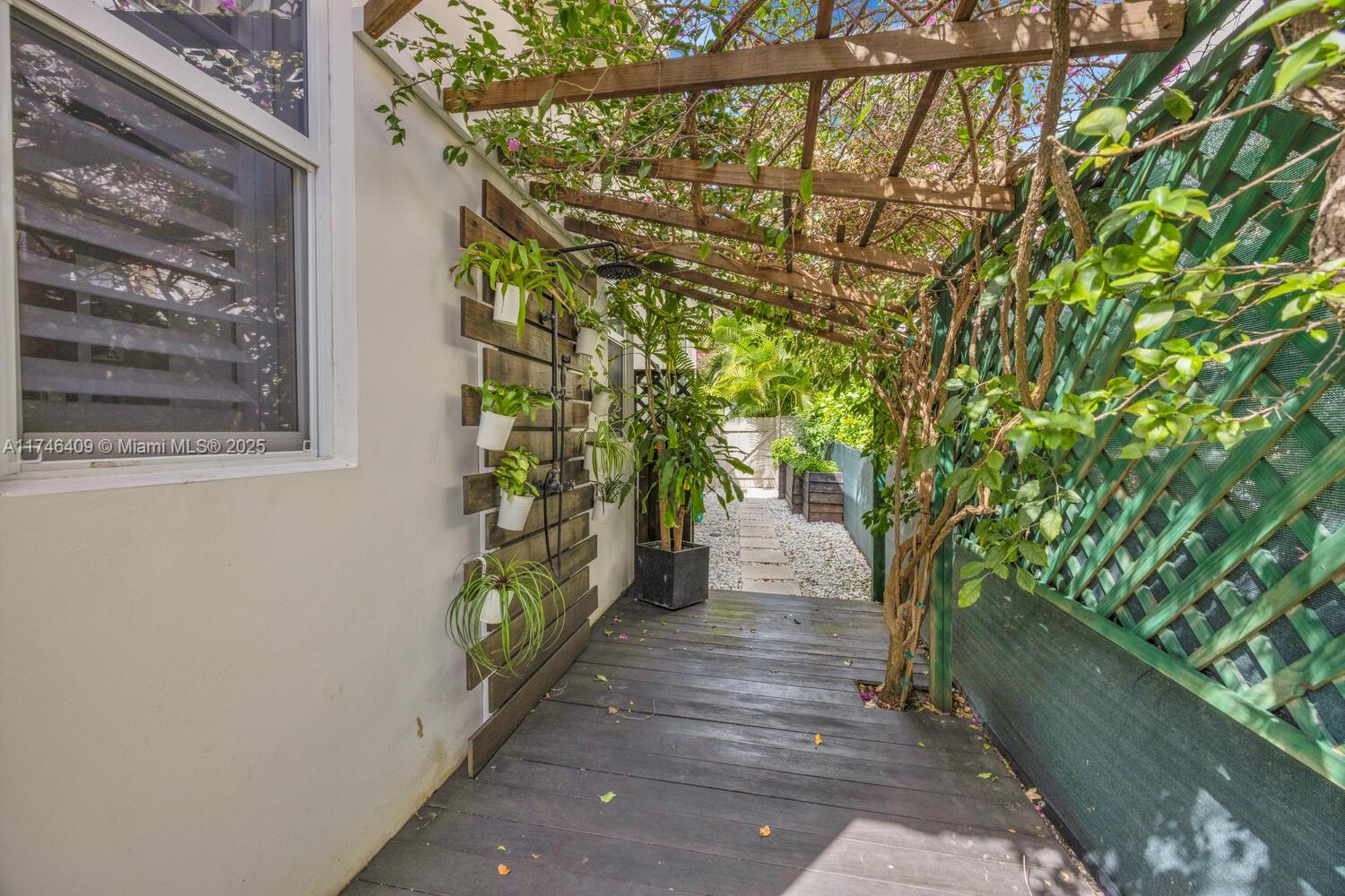 704 MADEIRA AV