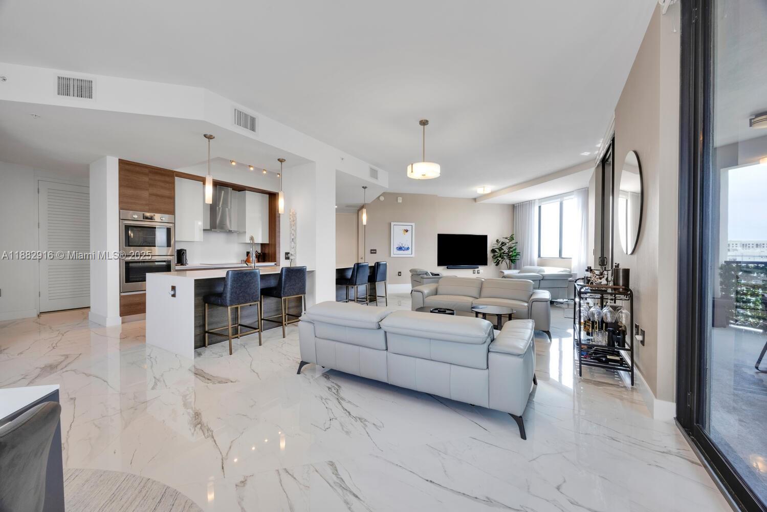 301 Altara Ave Unit: LPH914
