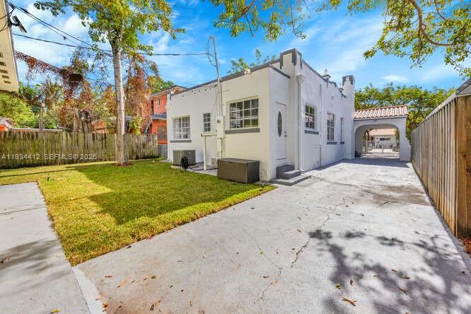 1785 SW 10th St