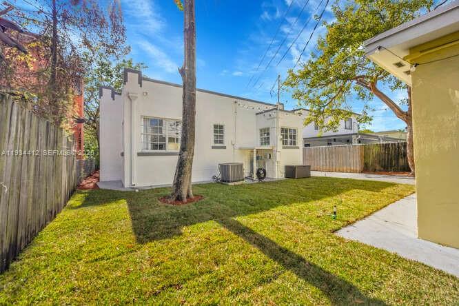 1785 SW 10th St