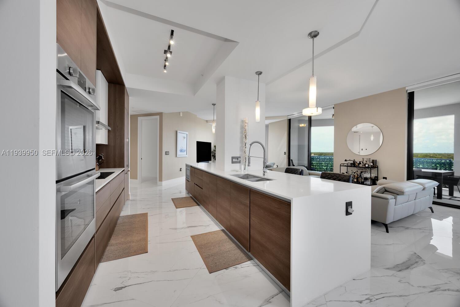 301 Altara Ave Unit: LPH914