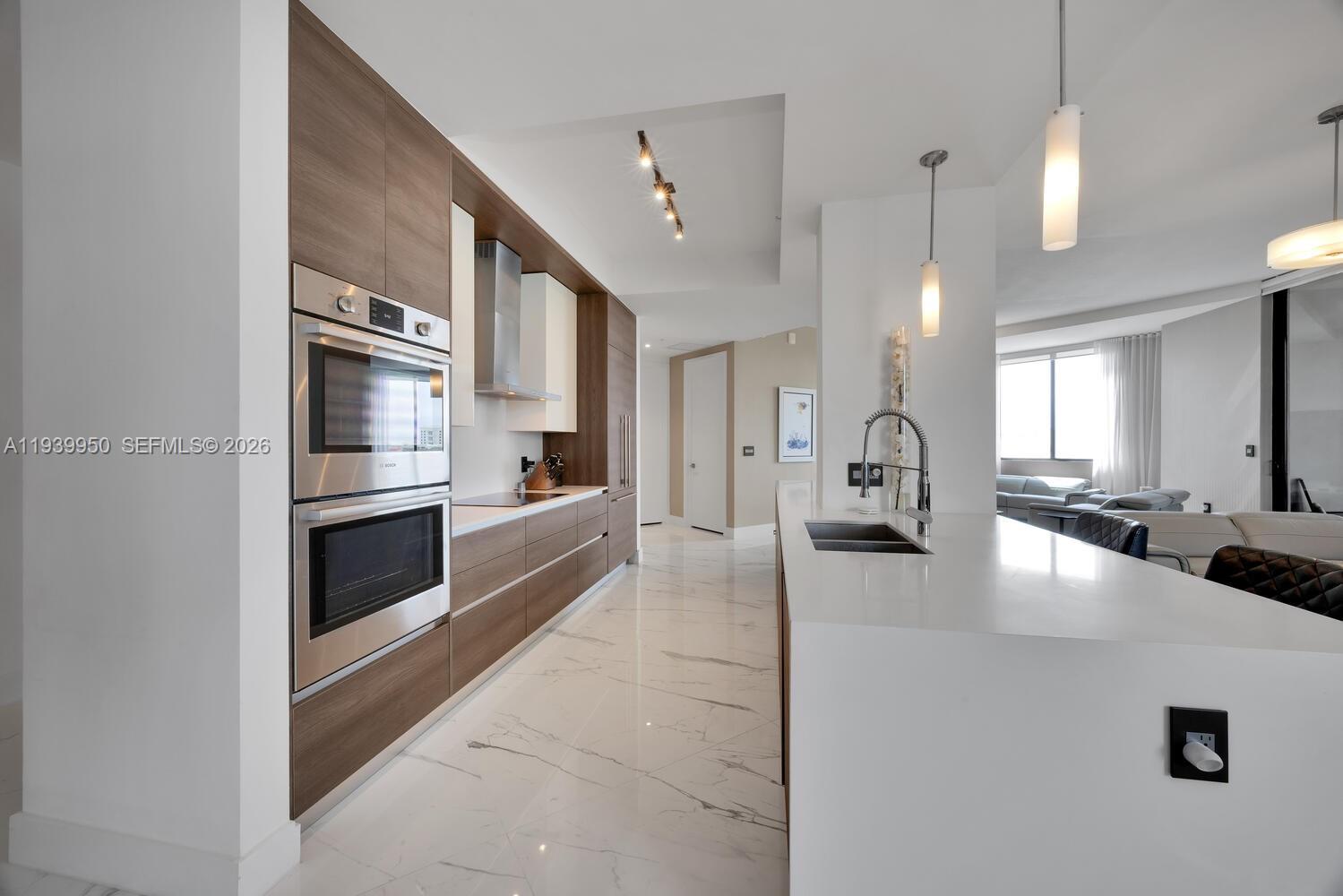 301 Altara Ave Unit: LPH914