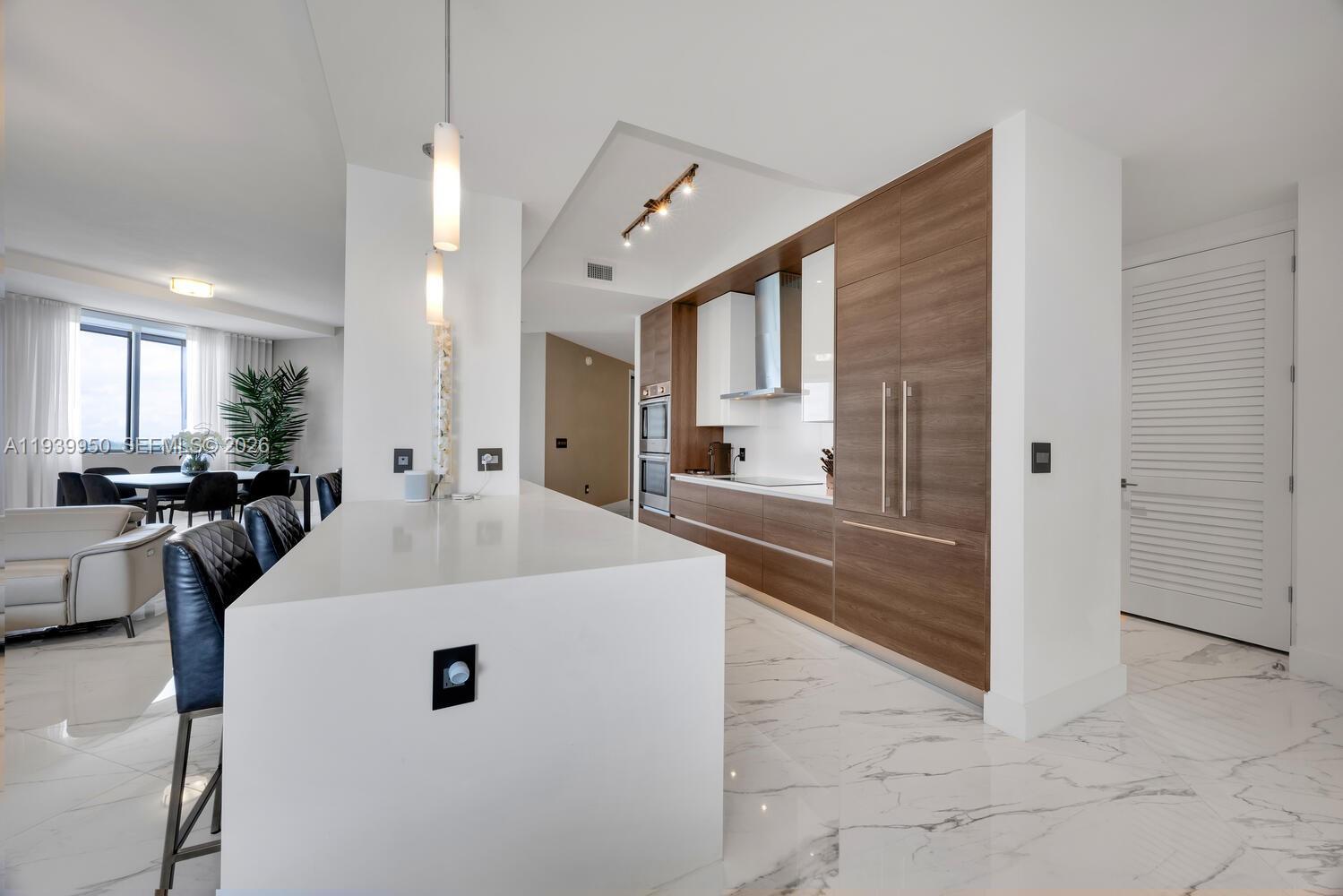 301 Altara Ave Unit: LPH914