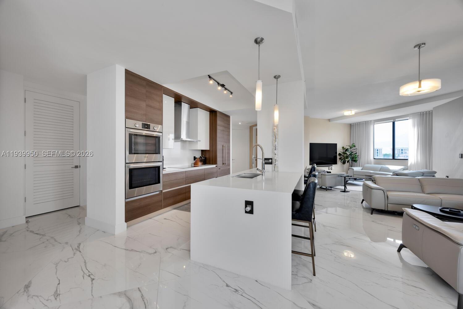 301 Altara Ave Unit: LPH914