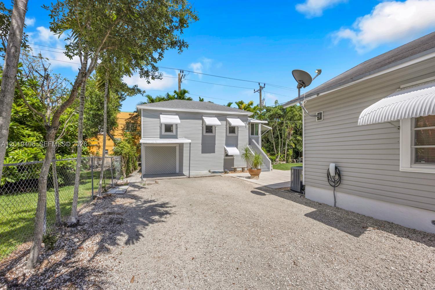1351 SW 40th Ave Unit: 1/2