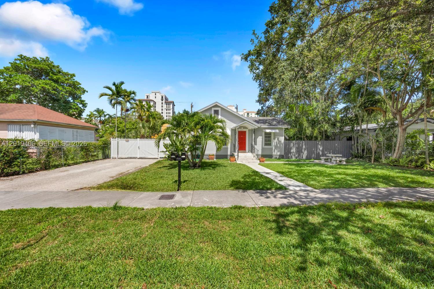 1351 SW 40th Ave Unit: 1/2