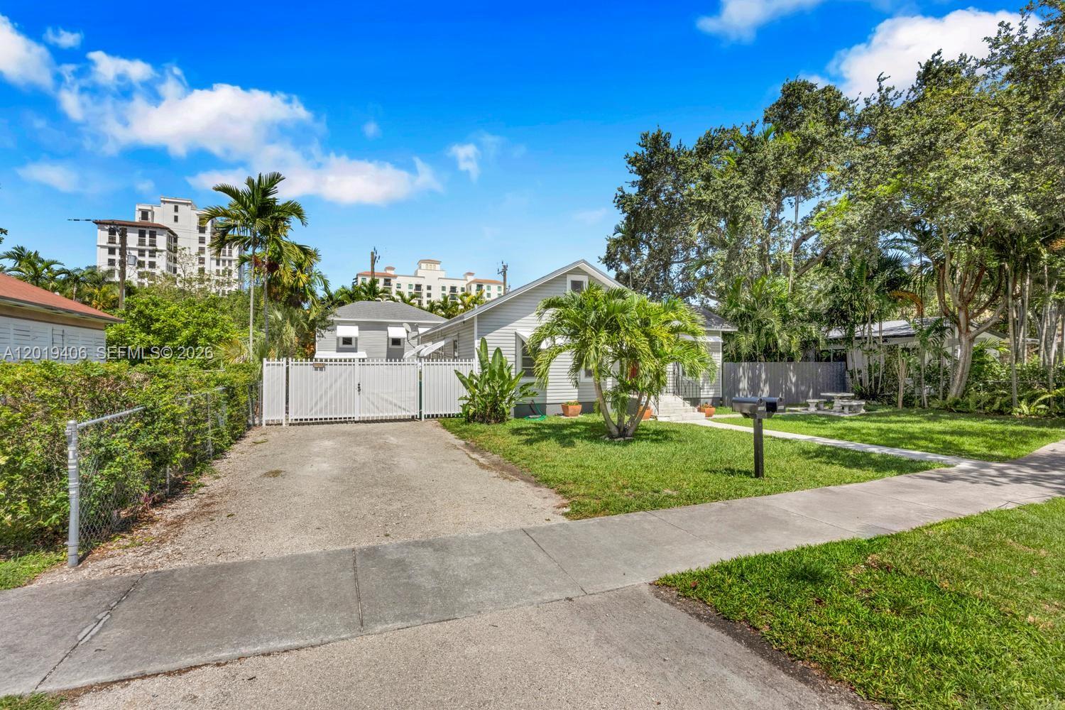 1351 SW 40th Ave Unit: 1/2