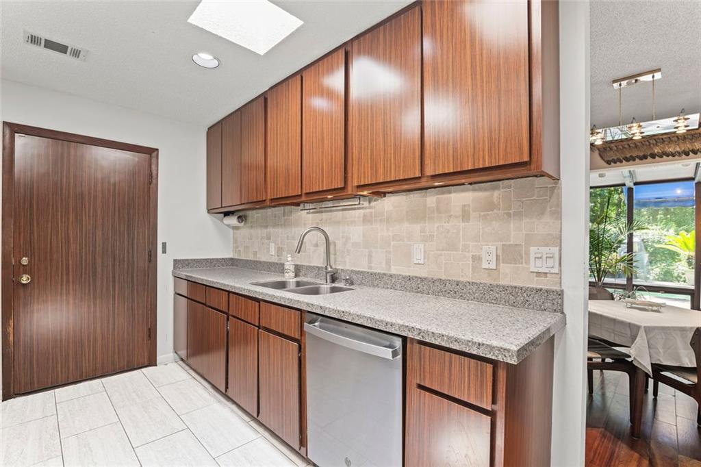 496 Kingswood Lane NW