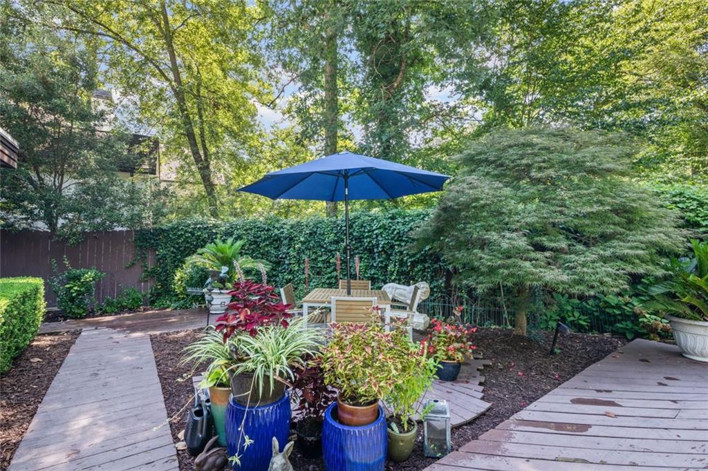 496 Kingswood Lane NW