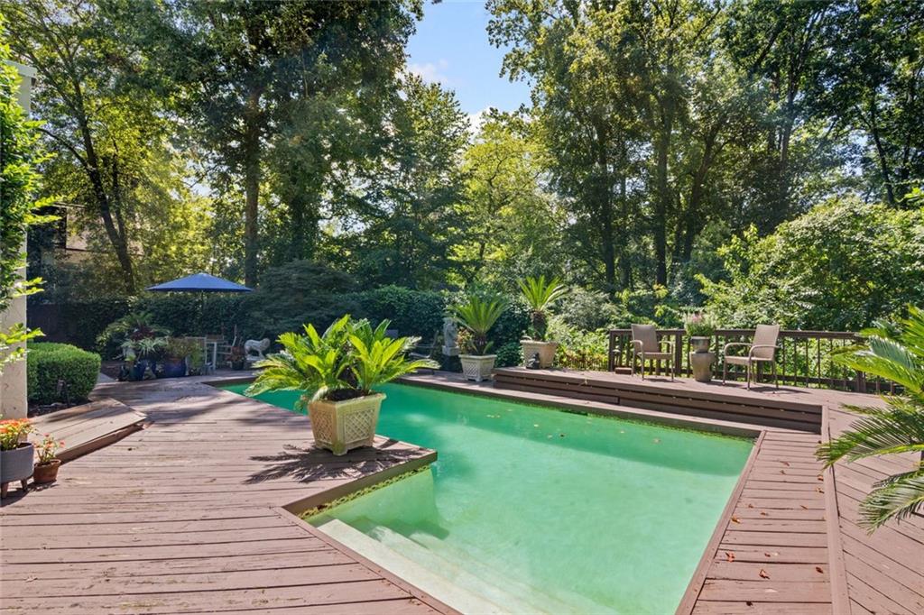 496 Kingswood Lane NW