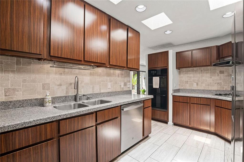 496 Kingswood Lane NW