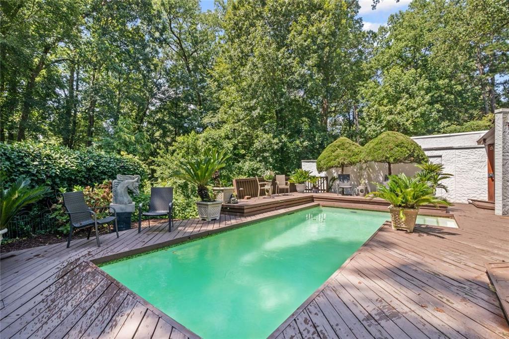 496 Kingswood Lane NW