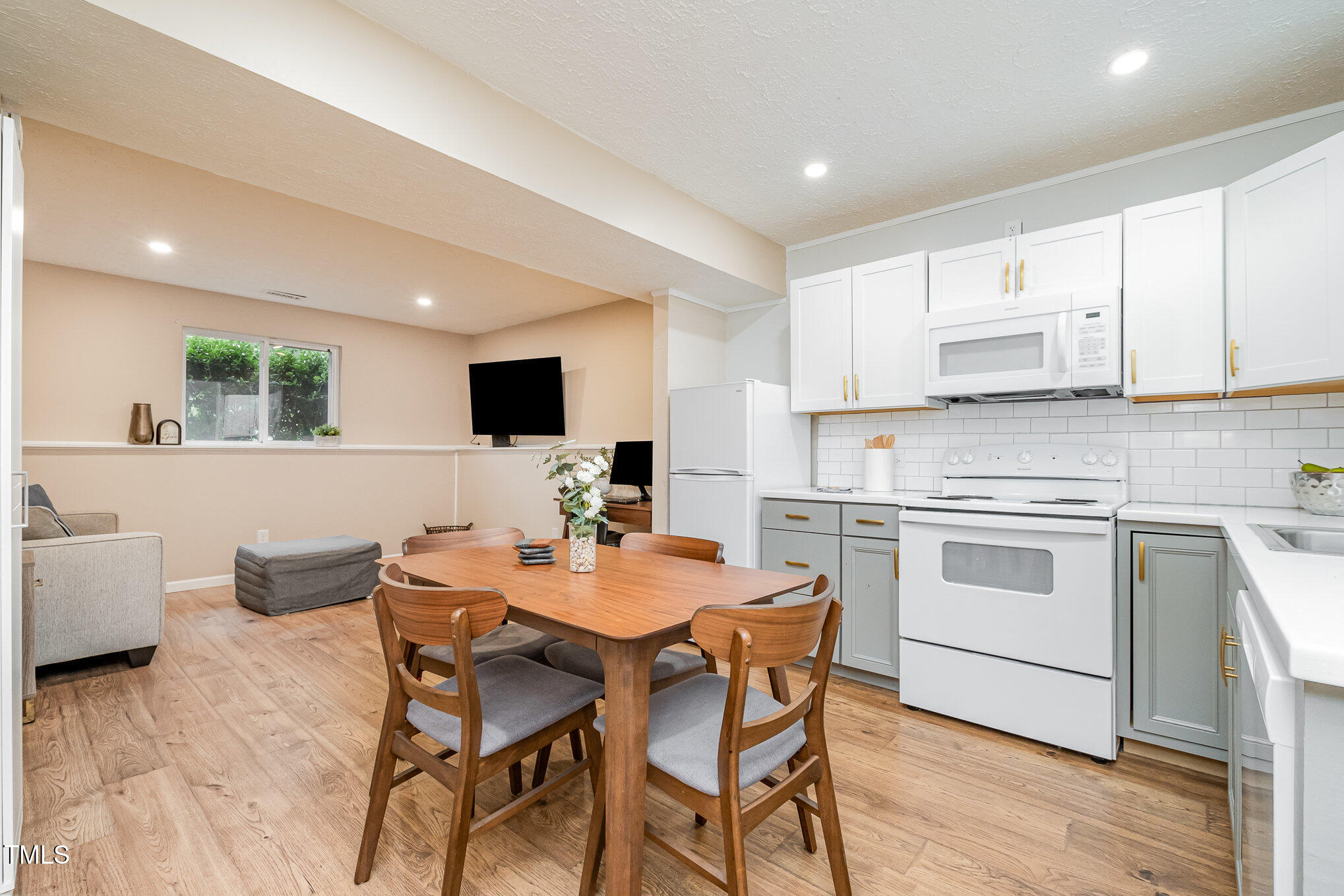 2216 Lawrence Drive